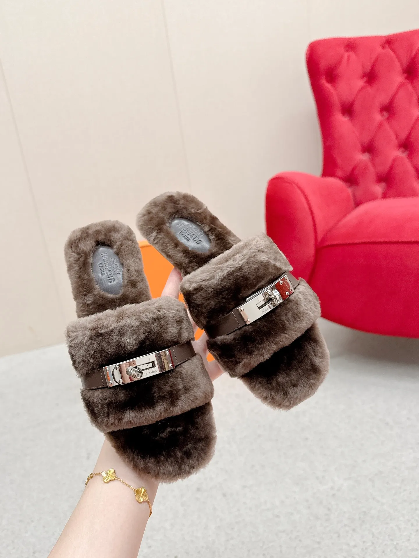 👟👟Ex-factory price 480👟👟 Hermes 🐎25/ Latest Autumn and Winter fur one-piece fur slippers KeIIy locks are embellished on the uppers with palladium plating to reflect low-key light. This year’s fabrics are made of lamb wool, which is fluffy and cute. It feels like stepping on clouds. Wear it barefoot or with socks, it is very fashionable 🎁 Paired with suit pants, it is an invisible shirt in the workplace. Echoing the knitted skirt, it has become a standard accessory for lazy afternoons. Pair it with jeans for a more casual style. ✔️Fabric: wool ✔️Inner lining: imported lamb wool ✔️Sole: original leather sole ✔️Size: #35-42 (customized at 40.41.42)